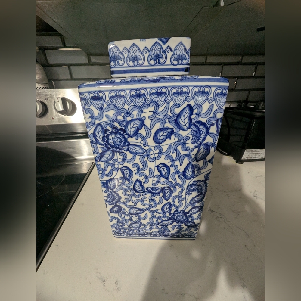 Blue and White Porcelain Tea Jar